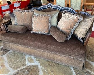 Traditional  Wood Frame Sofa/Couch	44x90x40in	HxWxD