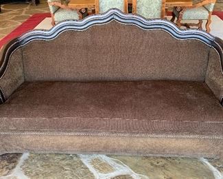 Traditional  Wood Frame Sofa/Couch	44x90x40in	HxWxD