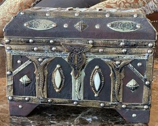 Hammered tin accent Decor Chest	9x13x8in	HxWxD
