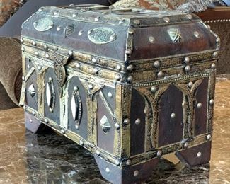 Hammered tin accent Decor Chest	9x13x8in	HxWxD