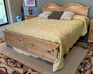 Broyhill Fontana Knotty Pine  Queen Bed	50x82.5x87in	HxWxD