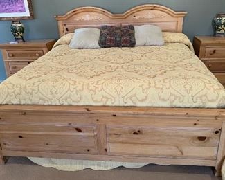 Broyhill Fontana Knotty Pine  Queen Bed	50x82.5x87in	HxWxD