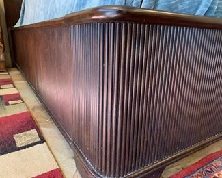  King Dark Wood Sleigh Bed	60x82x94in	HxWxD