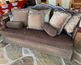 Traditional  Wood Frame Sofa/Couch	44x90x40in	HxWxD