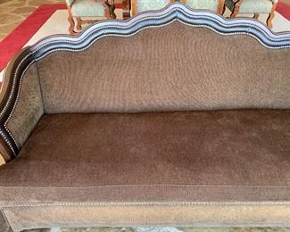 Traditional  Wood Frame Sofa/Couch	44x90x40in	HxWxD