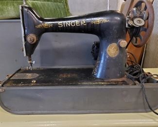 Vtg Singer Sewing Machine