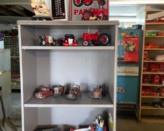 Farmall tractors memorabilia Lamps and bookcases