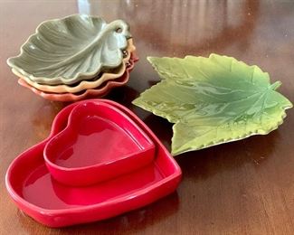 Item 260:  Lot of assorted trinket trays - (2) hearts & (4) leaves:  $16