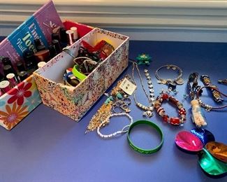 Item 266:  Lot of assorted jewelry:  $12