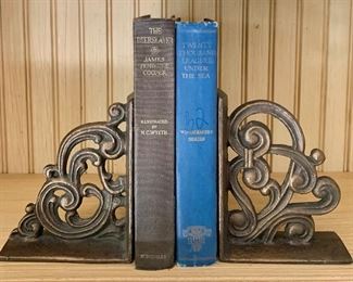 Item 253:  (2) Bookends - 6.5":  $18.00