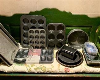 Item 464:  Lot of assorted baking pans:  $35