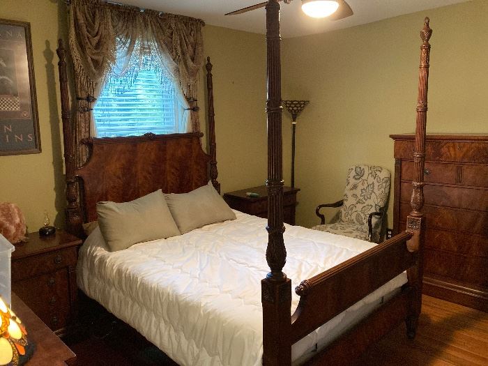 Haverty's 5 piece bedroom suit - queen bed (w/tempurpedic adjustabel mattress), chest of drawers, dresser w/mirror, 2 bedside tables- GLORIOUS!!