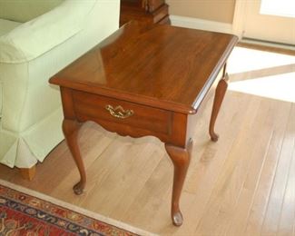 Thomasville Mahogany Queen Anne rectangular side table with drawer
