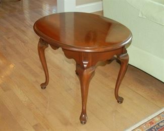 Thomasville Mahogany Queen Anne oval side table