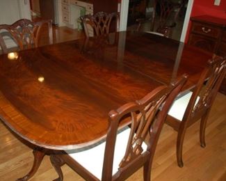 Beautiful Drexel Heritage Dining Table and 6 chairs, 2 leaves and custom pads