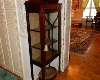 Vitrine with inlay design