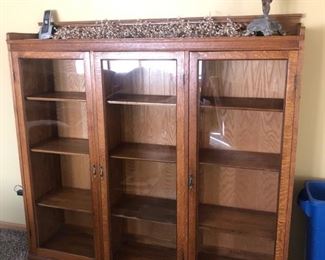 Bookcase/shelving unit with glass doors
