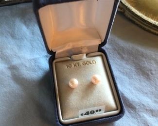Pearl earrings with 10kt gold posts