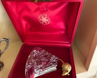 Steuben Mouse and Cheese in original box mouse is 18k gold as per Steuben description for this set.  There seems to be a slight imperfection or tiny chip on one edge of the cheese.  available on-site only due to condition.  will get close ups on Tuesday and the wieght of the mouse.