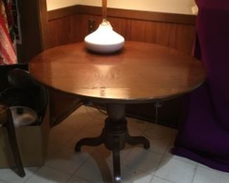 Beautiful 37” round pedestal table