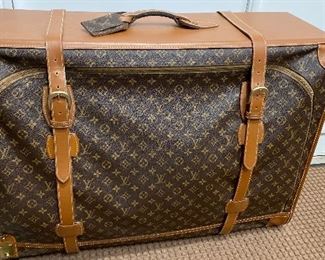 Exceptional vintage Louis Vuitton luggage, 5 total pieces