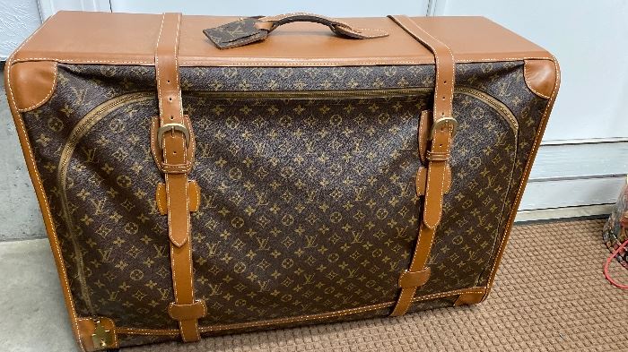 Exceptional vintage Louis Vuitton luggage, 5 total pieces