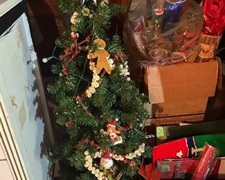 Small Christmas tree, gift wrap