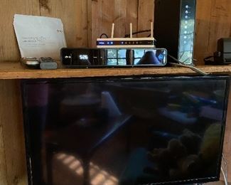 Flatscreen TV, VHS/DVD player