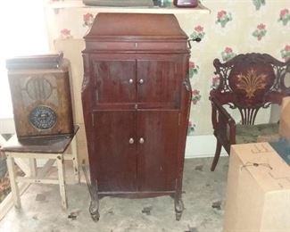Mahogany Cabinet Victrola in Excellent Working Condition.