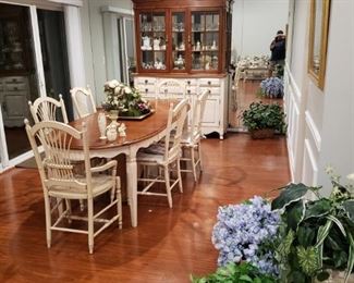 Stunning Drexel Heritage 10 piece dining room set
Includes:
6 chairs, table, 2 leafs, hutch 
$3995