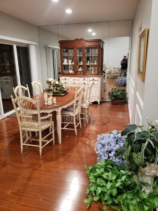 Stunning Drexel Heritage 10 piece dining room set
Includes:
6 chairs, table, 2 leafs, hutch 
$3995