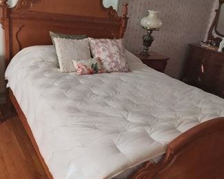 Queen Oak Bedroom set by Lexington