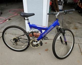 Free Spirit Mountain Bike Twenty Six Inch Wheel