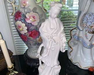 $30 ASIAN LADY / WHITE FIGURINE WITH STAND