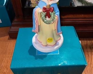 $65 WDCC - Snow White - Holiday Princess - The Gift of Friendship 