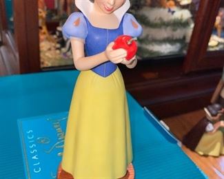 $65 Snow White “Sweet Temptation “4011632 WDCC Snow White with Apple "Sweet Temptation"