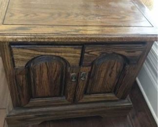https://ctbids.com/#!/description/share/537499 Wooden End Table with 2 Shelves Inside. Has 2 levels inside for storage. Appears to be in great condition. Shelving inside is not picture due to personal items inside. Measures 28 inches by 16 inches and 24 inches tall.