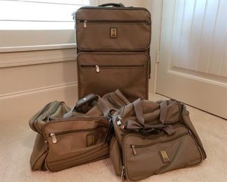 https://ctbids.com/#!/description/share/537563 Two Bill Blass duffel bags and one suitcase.
