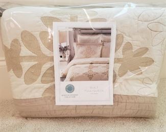 https://ctbids.com/#!/description/share/537560 Martha Stewart Full/Queen Quilt