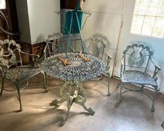 Outdoor patio set needs power washing but great peacock set