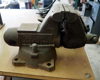 4.5 Inch Rotating Bench Vise And 3.5 Inch Craftsman Vise