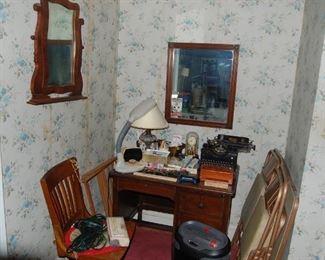 Vintage desk, card table and 4 chairs, an old typewriter