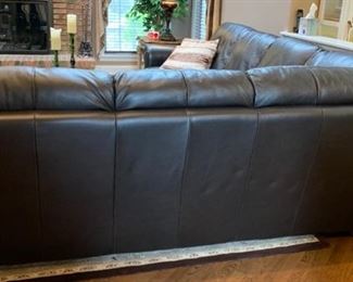45. Leather Sectional 2pc (92" x 118" x 37" x 38"h)