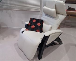 Cozzia AG-6000 Zero Gravity Massage Chair. 6 vibration motors with a pre-set auto program. Good condition: $1250.00