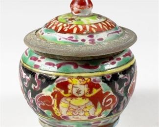 LOT 297: BENCHARONG PORCELAIN LIDDED POT