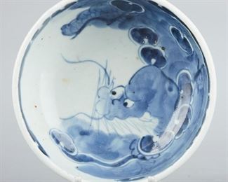 LOT 341: EARLY JAPANESE BLUE AND WHITE PORCELAIN DRAGON BOWL