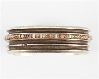 LOT 384: NORBERT PESHLAKAI NAVAJO STERLING BRACELET W/ HEISHI BAND