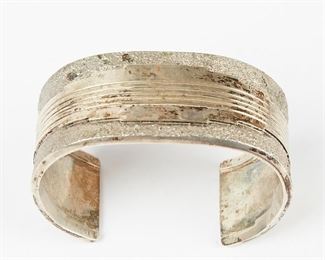 LOT 385: GIBSON NEZ NAVAJO STERLING SILVER BRACELET