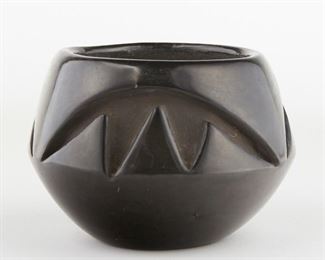 LOT 393: PUEBLO MADELINE NARANJO BLACKWARE POTTERY VASE