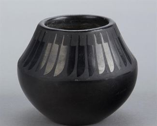 LOT 394: MARIA MARTINEZ SAN ILDEFONSO PUEBLO BLACKWARE FEATHER POT